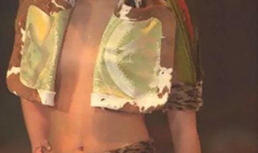 时尚圈脸丑的多了，但矮成这样还被老佛爷宠的超模只有她！