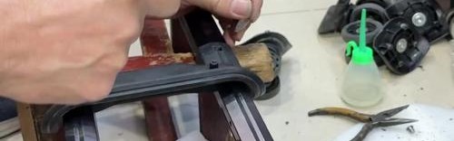 修拉杆箱拉杆与拉手脱节了,怎么办?从后备箱拆下拉杆组件重装