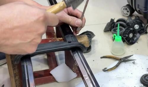 修拉杆箱拉杆与拉手脱节了,怎么办?从后备箱拆下拉杆组件重装