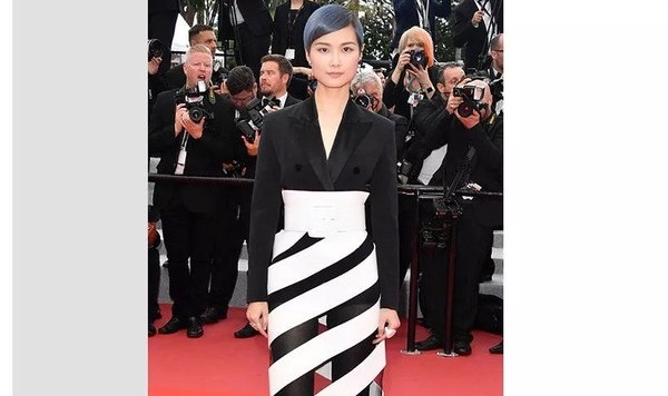 大魔王斗篷袖甩别人几条街，肯豆真空穿17年前的衣服！【本周谁会穿】