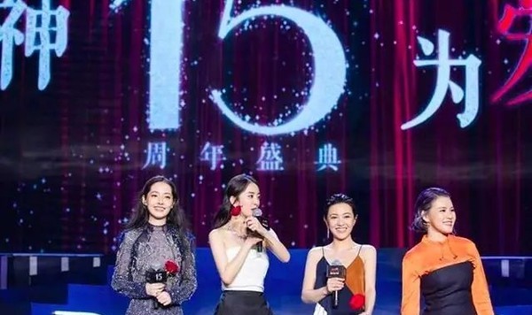 时代姐妹花再聚首，致敬曾经清纯淡妆的荒唐青春，未来会像红唇般烈焰燃烧！