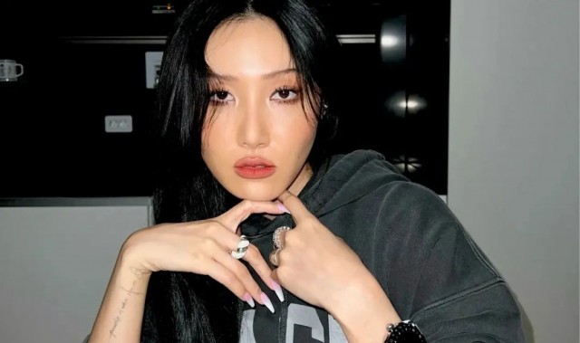 不想卷了，年轻人们开始坦然穿上大码