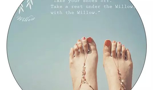 惊呆 | 今年最流行的凉鞋原来是没鞋底的!