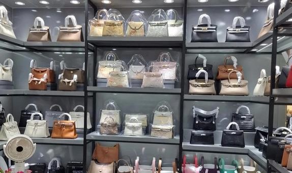 最便宜的包包批发市场,广州汇福达商行专业从事包包生产和批发