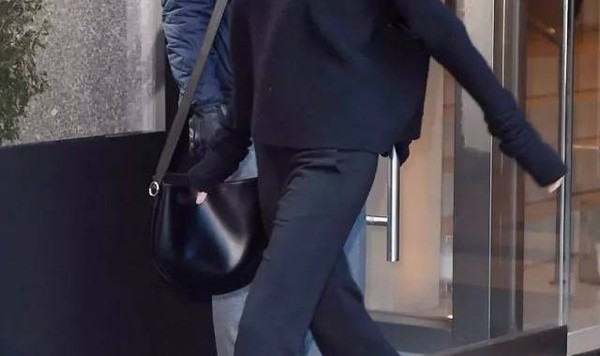 贝嫂 像她一样时髦只要一个半月形包！