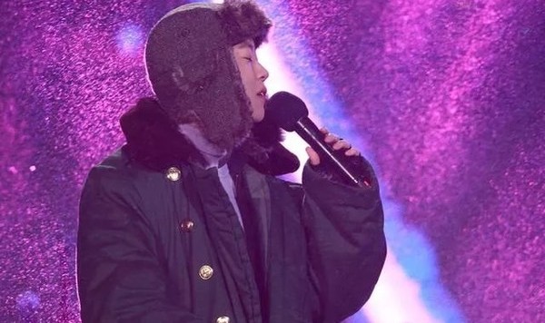 窦靖童被冻成表情包，Get了这个时髦养生技能，冬天也能穿裙子！