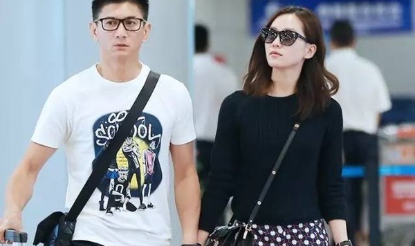 刘诗诗 穿了一双时髦的平底鞋，和吴奇隆牵手虐狗！