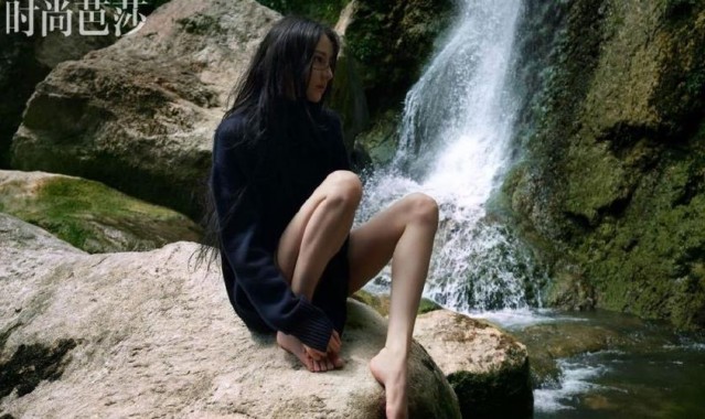 迪丽热巴 水中望月,云散月明