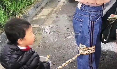 就这么怕衣服丢了?怎么“绑”这么紧!