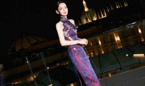 戚薇三套旗袍撩人心扉，搭配妆容更是“可”到不行！