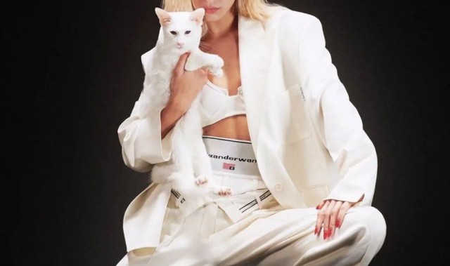 唱出换装神曲《Maria》的华莎，穿衣到底有多百变？