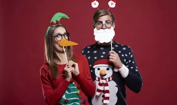 英国人穿了几百年的圣诞丑毛衣，今年怎么能被明星们穿得这么时髦？！