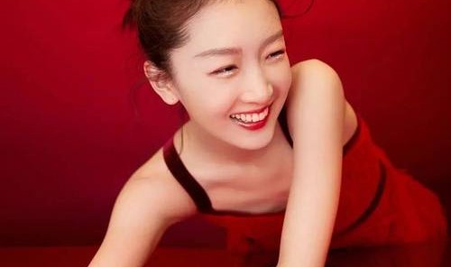 周冬雨的贝壳装小个子爱了吗？戚薇的“脸衣”有点妙啊！