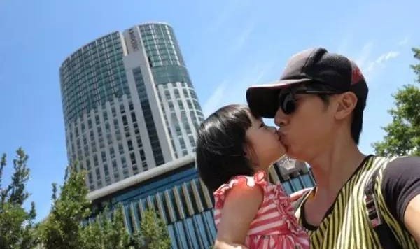 父亲节快乐：全世界最爱你的男人，想把全世界都给你！