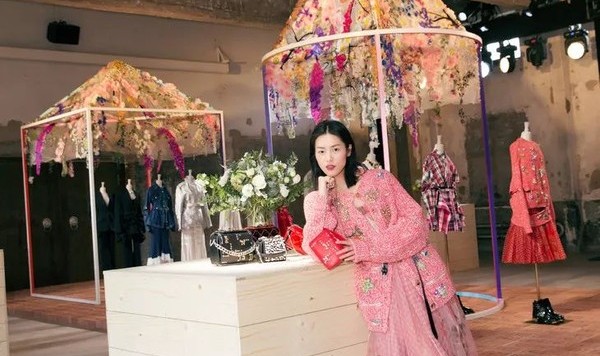 能把这颜色穿得这么水灵不甜腻的，我只服刘雯！【每日星范】