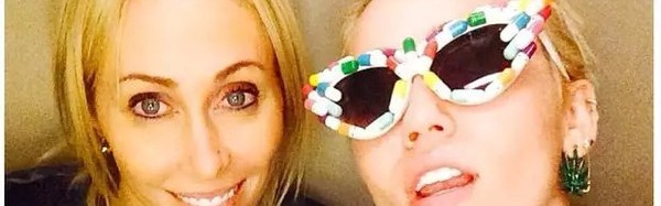 有谁不想成为整个屋子的焦点?其实,一副夸张墨镜就能做到