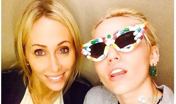 有谁不想成为整个屋子的焦点？其实，一副夸张墨镜就能做到