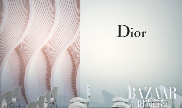 刘亦菲于东京法国驻日大使馆赴Dior迪奥晚宴