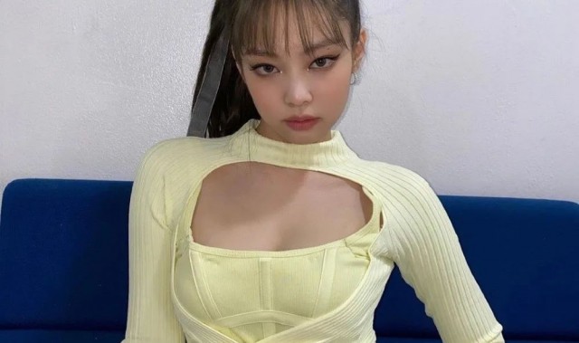 Jennie的挖空毛衣真的好绝啊，这才是秋天该露出的时髦！