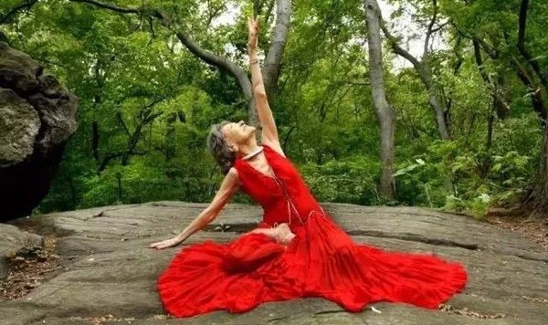 7个孩子，14条狗，40岁的她在乡间活成了少女