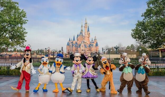 上海迪士尼度假区提前揭晓5岁生日庆典迪士尼朋友全新定制服装