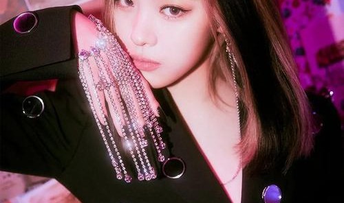 换上Jennie的同款编发后，彻底“野”上头了