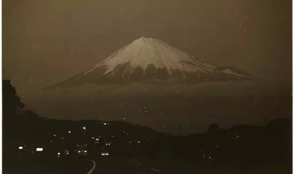 在他的镜头下，所有的事物都洗尽铅华