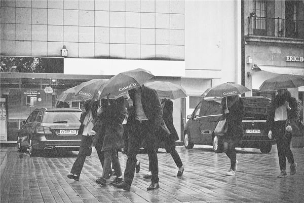 原版周公解梦—梦见下暴雨