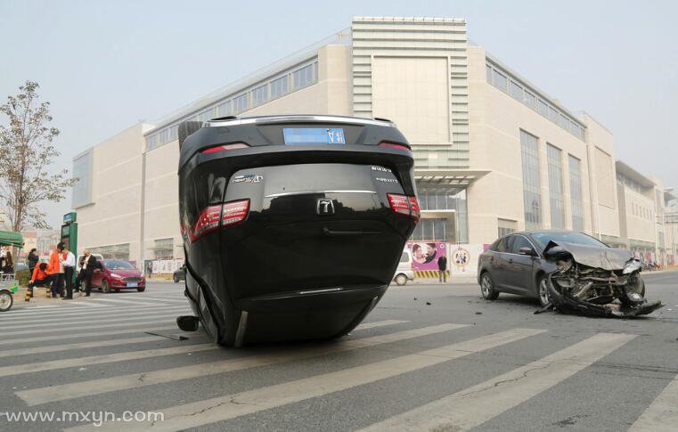 梦见开车撞车
