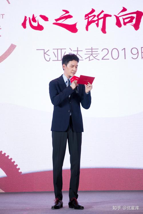 冯绍峰颁奖:飞亚达2019时光勋章品牌盛典敦煌启幕