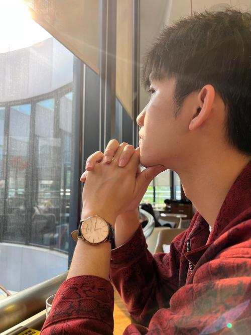 罗晋“转行”钟表师?在TANGIN天珺表瑞士工坊,看小爷组装手表