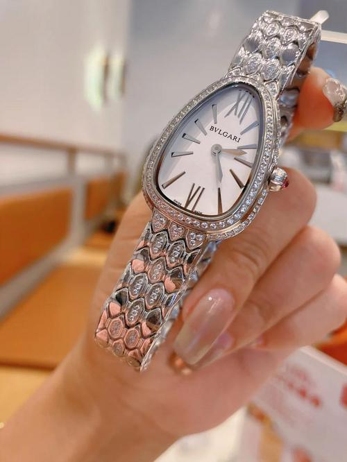 看BVLGARI、CHANEL、DUFOUR如何将不安分的双圈表带缠绕腕间