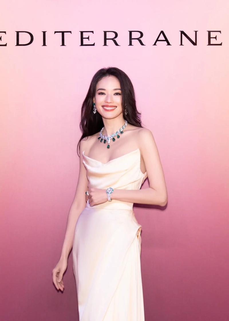 舒淇佩戴LVCEA TUBOGAS光环腕表闪耀巴塞尔宝格丽全球新品发布会