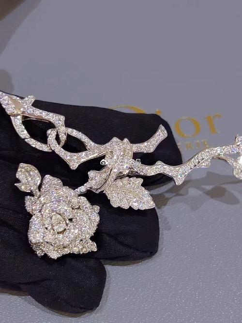 De Beers 推出全新Adonis Rose系列珠宝