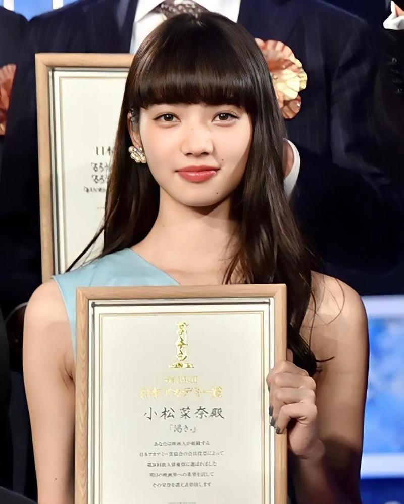 你以为的小松菜奈“厌世脸”，却是菅田将晖眼中的爱！