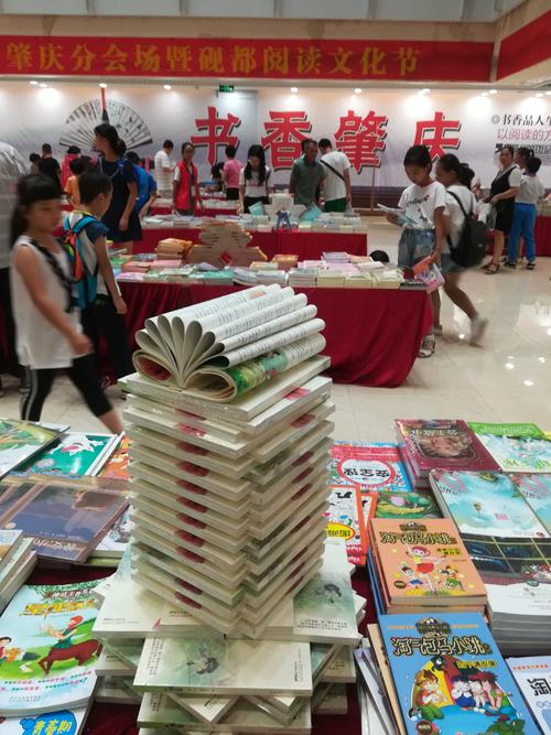 图书展台布置图片,特别礼服展台设计和建造需考虑很多因素