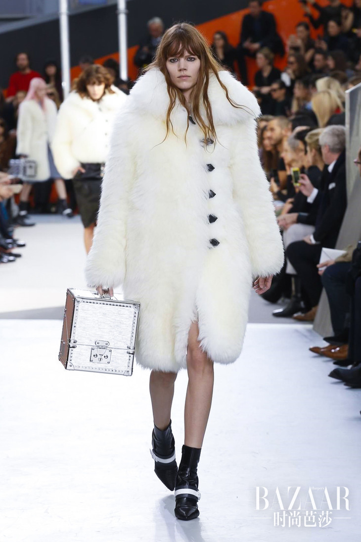 Louis-Vuitton-RTW-FW15-Paris-2865-1426065782-bigthumb