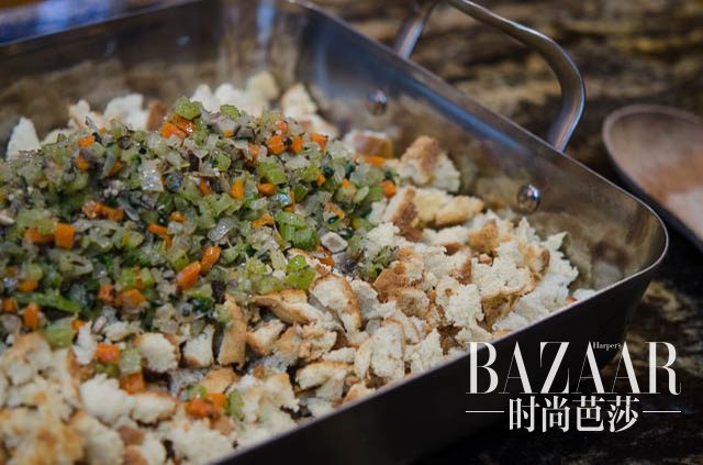 classic-bread-stuffing-121