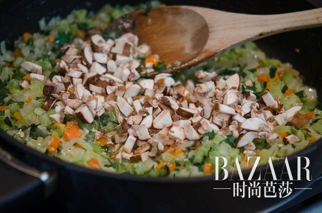 classic-bread-stuffing-097