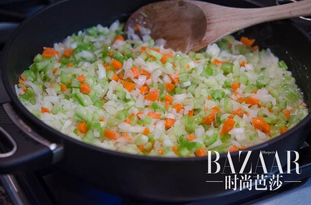 classic-bread-stuffing-083