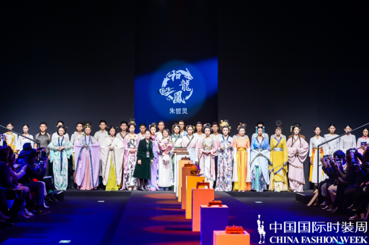 1.和龙凤.朱哲灵春夏汉服发布会《节气与经络》盛大开幕