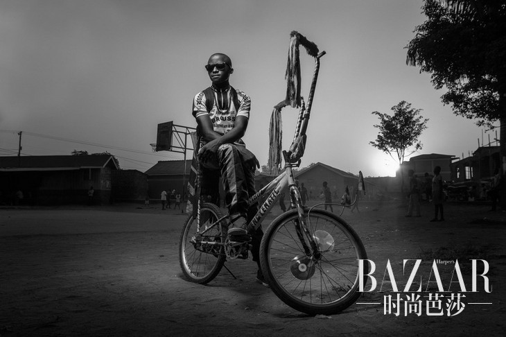 People冠军 摄影师︰Joel Nsadha 简介︰At the Playground - 摄于乌干达首都坎帕拉，这是他最喜欢的单车，并且会在傍晚开到贫民窟的游乐场，看着小孩打球。