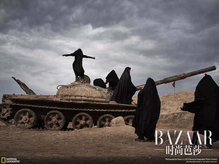 People优异奖 摄影师︰Yanan Li 简介︰Overlooking Iraq From Iran - 摄于伊朗胡齐斯坦省，位于伊朗与伊拉克之间的边界，一群女学生正在战争留下来的坦克上玩耍。