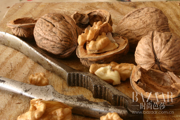 核桃可以填补木质家具上的划痕