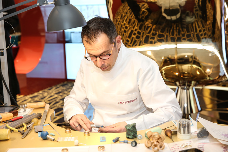 金匠大师现场展示高级珠宝制作工艺