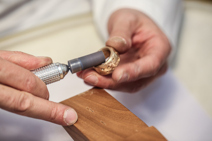 来自Pomellato的金匠大师现场展现珠宝打磨工艺