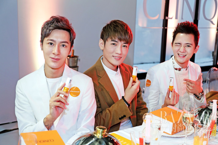 嘉宾体验产品并合影