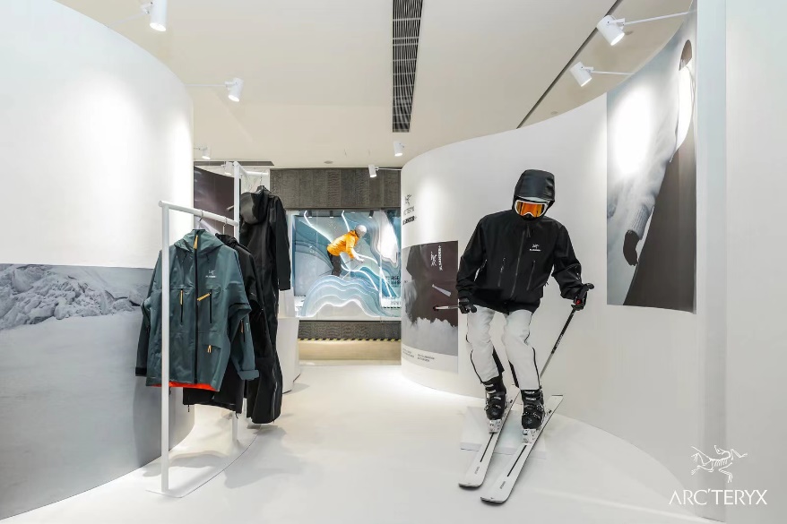 雪地上有男人在房间里 低可信度描述已自动生成