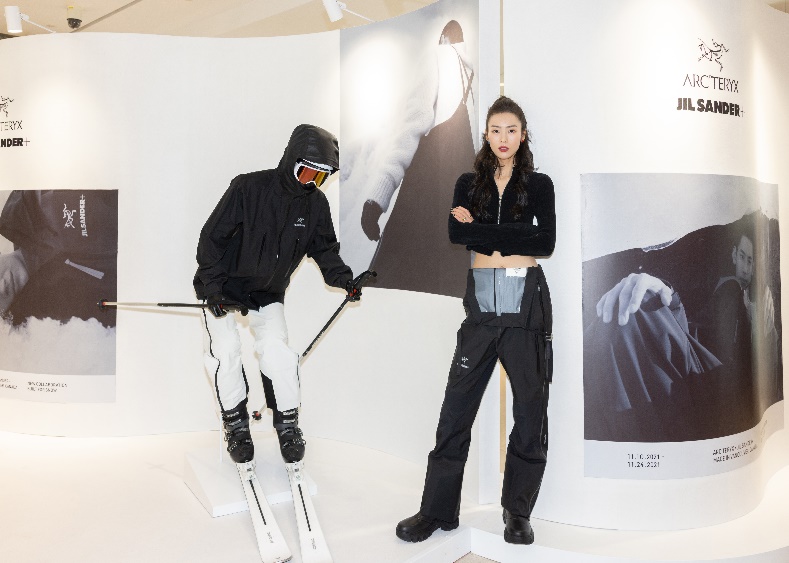 男人和女人在雪地上站着 中度可信度描述已自动生成