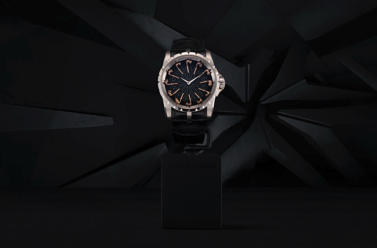 夜晚钟表 描述已自动生成